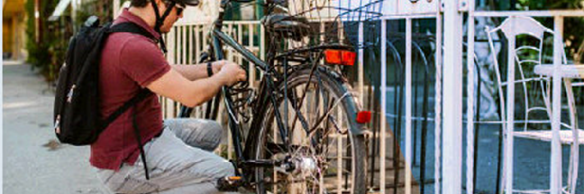 Radfahrer, der sein Fahrrad sichert