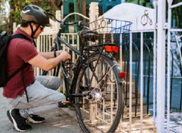 Radfahrer, der sein Fahrrad sichert