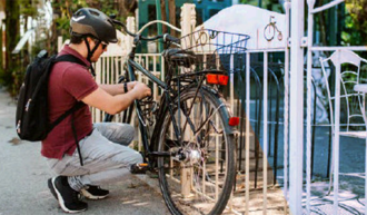 Radfahrer, der sein Fahrrad sichert