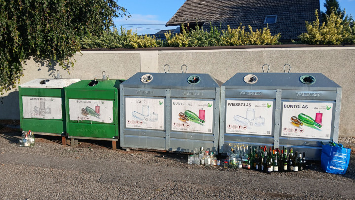 Volle Glascontainer beim Musikerheim