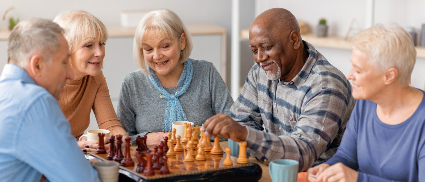 Senioren beim Brettspiele spielen